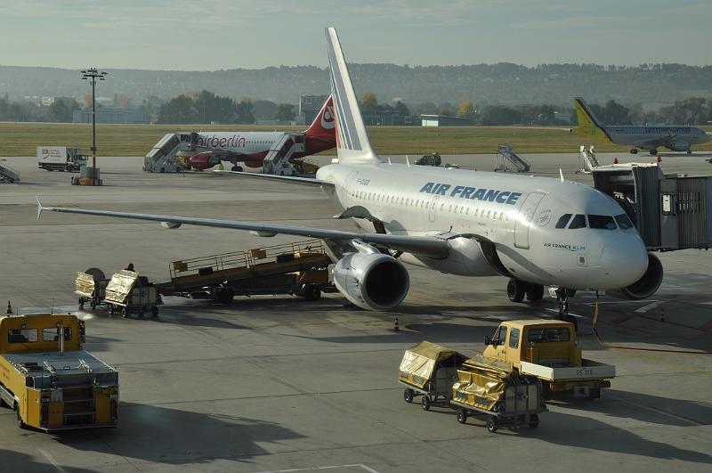 foto_20111028_0958_01.jpg - [de]Der kleine A318 nach Paris ist fast bereit zum Einsteigen.[en]The small A318 to Paris is almost ready for boarding.