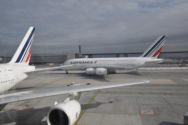 foto_20111028_1351_05.jpg - [de]Und während des Einsteigens rollt der A380 nach JFK vorbei.[en]And while boarding our flight, the A380 to JFK passes by.