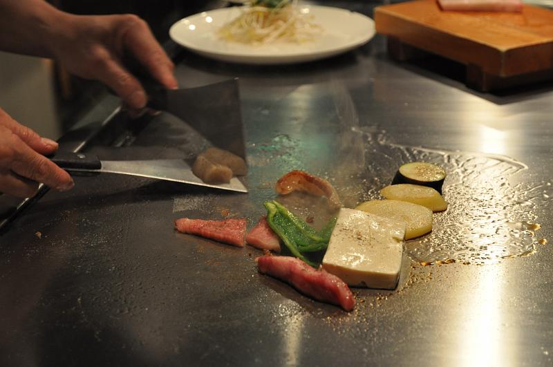 foto_20111031_1203_01.jpg - [de]Alles wird lecker direkt am Tisch gegrillt.[en]Everything is grilled at the table right in front of you.