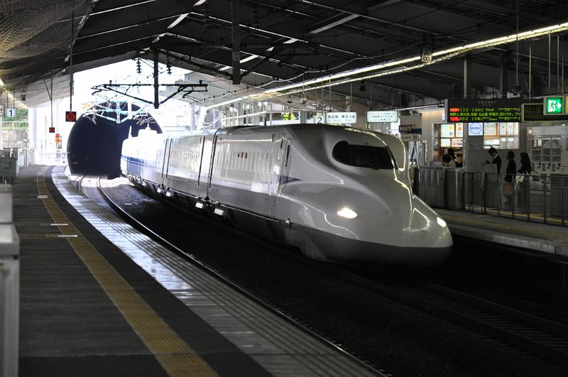 foto_20111031_1300_02.jpg - [de]Der Shin-Kobe Bahnhof ist leider etwas dunkel und liegt zwischen zwei Tunneln.[en]Shin-Kobe station lies between two tunnels and is a bit dark for taking photographs.