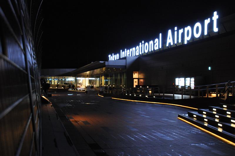 foto_20111120_2153_02.jpg - [de]Besucherterrasse von Tokyo Haneda Airport.[en]Observation deck of the Tokyo Haneda Airport.