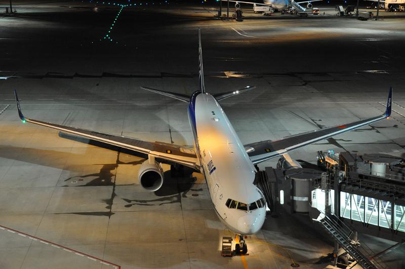 foto_20111120_2203_01.jpg - [de]Einer der wenigen Flieger, die heute Nacht noch rausgehen sollen.[en]One of the few planes that will be flying during this night.