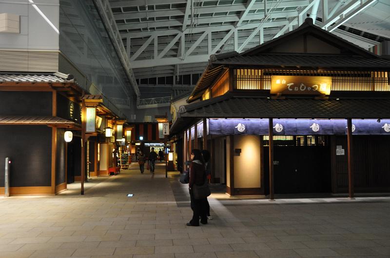 foto_20111120_2220_01.jpg - [de]Die Restaurantzeile ist nett im alt japanischen Stil angelegt.[en]The restaurant row is arranged in old japanese style.