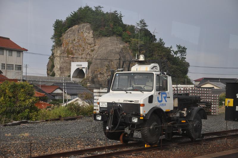 foto_20111111_1522_01.jpg - [de]Auf der Fahrt nach Nima komme ich an einem Unimog auf Schienen vorbei.[en]During my trip to Nima I come along an Unimog on rails.