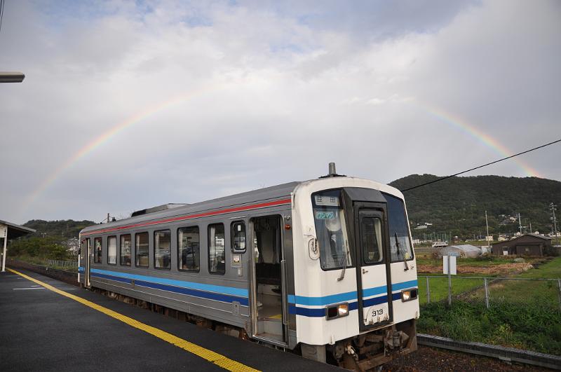 foto_20111111_1529_02.jpg - [de]Ankunft in Nima mit einem tollen Regenbogen.[en]Arriving in Nima with a nice rainbow over the train.