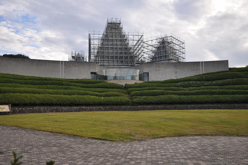 foto_20111111_1539_01.jpg - [de]Das Nima Sandmuseum, mit Renovierungen scheine ich gerade Glück zu haben.[en]The Nima Sand Museum. It seems I have a good hand for buildings that are currently renovated.
