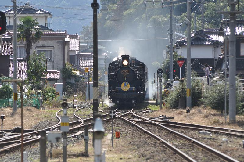 foto_20111112_1244_01.jpg - [de]Der Dampfzug am Wochenende fährt in Tsuwano ein.[en]The weekend steam train is arriving at Tsuwano.