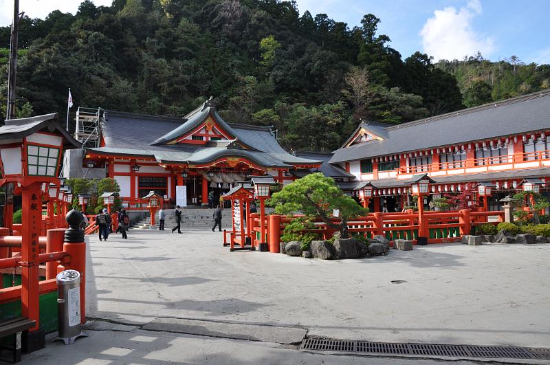 foto_20111112_1343_02.jpg - [de]Der Anblick des Schreines ist atemberaubend schön[en]The shrine has a breathtaking view.