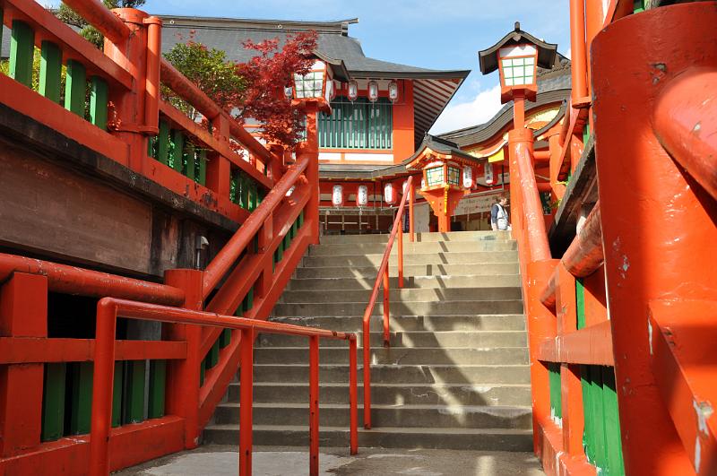 foto_20111112_1402_01.jpg - [de]Und so prachtvoll ist bereits der Aufgang vom Parkplatz.[en]These nice stairs are leading up to the shrine from the parking lot.