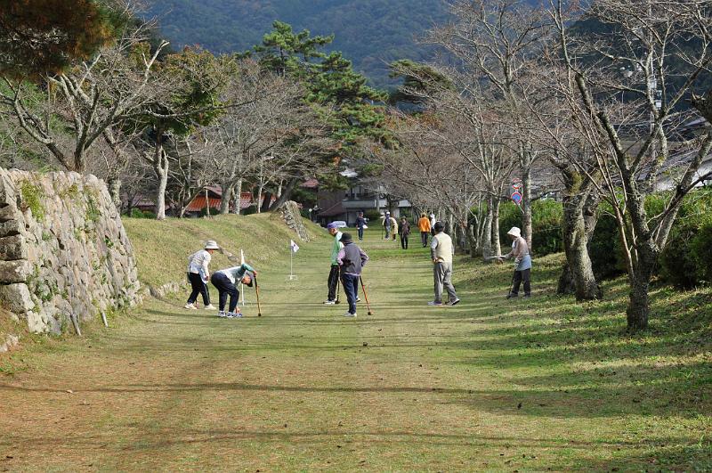 foto_20111112_1446_01.jpg - [de]Vor dem Washibara Hachiman-gu Schrein spielen die Senioren Polo.[en]The seniors of Tsuwano are playing polo in front of the Washibara Hachiman-gu shrine.