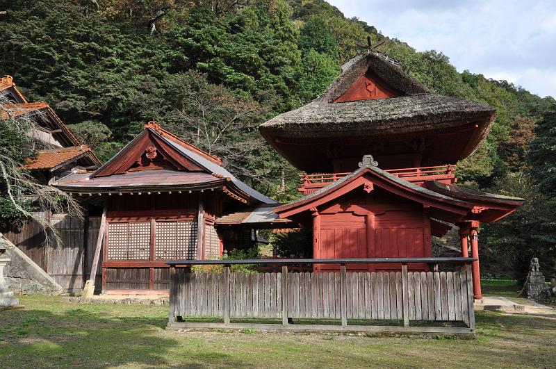 foto_20111112_1449_01.jpg - [de]Das rote Holz und das strohgedeckte Dach passen gut in die Landschaft.[en]The red wood and straw roof nicely fit into the surroundings.