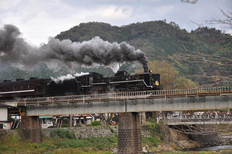 foto_20111112_1522_05.jpg - [de]Ausfahrt des Dampfzugs aus Tsuwano in Richtung Yamaguchi.[en]The steam train leaves Tsuwano towards Yamaguchi.
