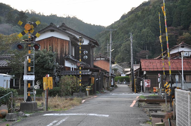 foto_20111112_1638_02.jpg - [de]Ein richtig schöner altmodischer Bahnübergang.[en]A railway crossing in a nice historic setting.