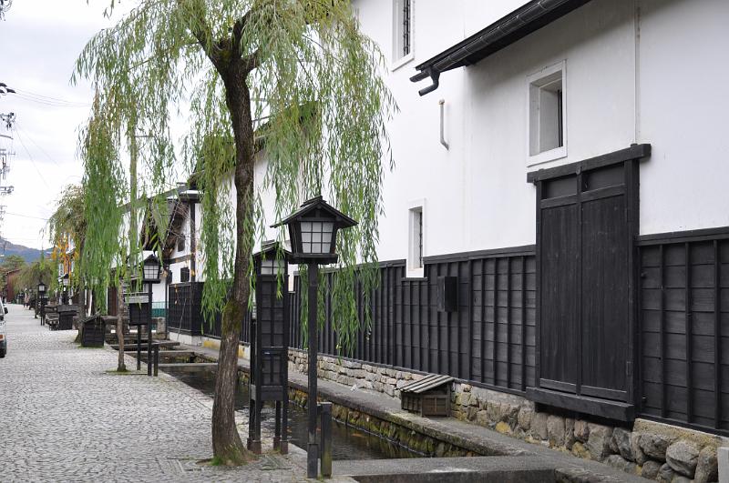 foto_20111115_1125_01.jpg - [de]Dort gibt es das schöne historische Viertel Setokawa to Shirakabe-dozo.[en]It has a nice old district called Setokawa to Shirakabe-dozo.