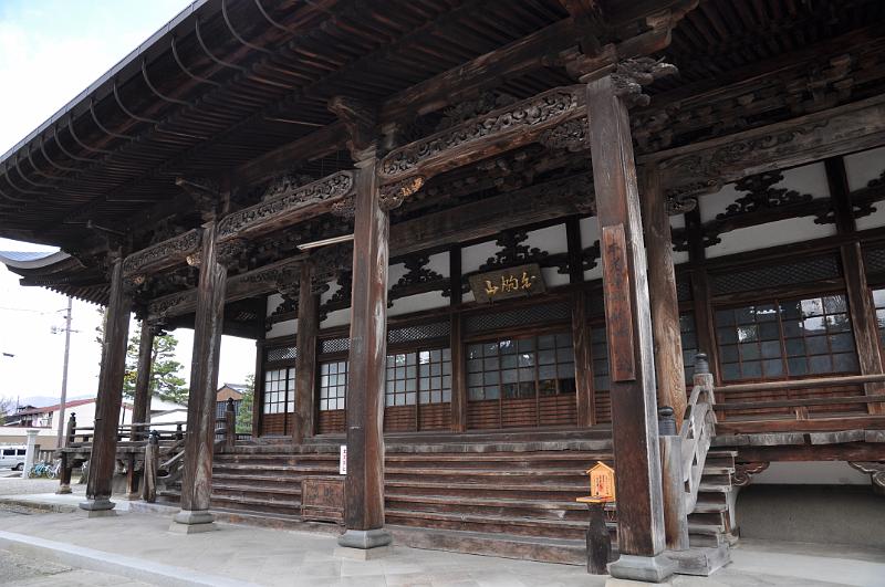 foto_20111115_1136_01.jpg - [de]Am Tempel gibt es feine Schnitzarbeiten zu bewundern.[en]You can admire the nice wood carvings at this temple.