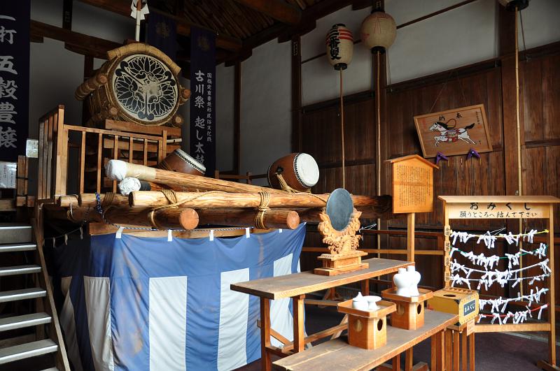 foto_20111115_1203_02.jpg - [de]Das ist das gute Stück mit ein paar Stangen auf denen die Männer mit dem Bauch balancieren.[en]This is the large drum with special sticks where the men are balancing on their stomach.