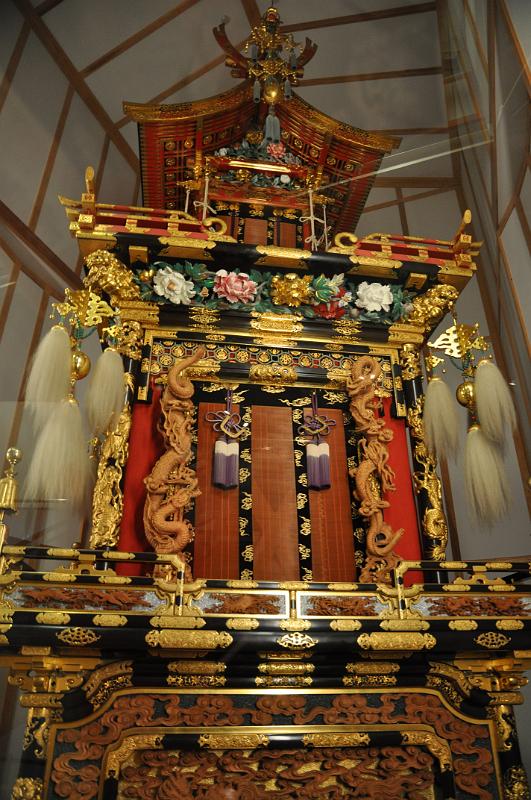 foto_20111115_1212_01.jpg - [de]Im Festival Museum sind verschiedene Tais ausgestellt, die während des Hadaka Matsuri über die Straßen gezogen werden.[en]The festival museum shows some of the nice Tais that are pulled over the streets during the Hadaka Matsuri.