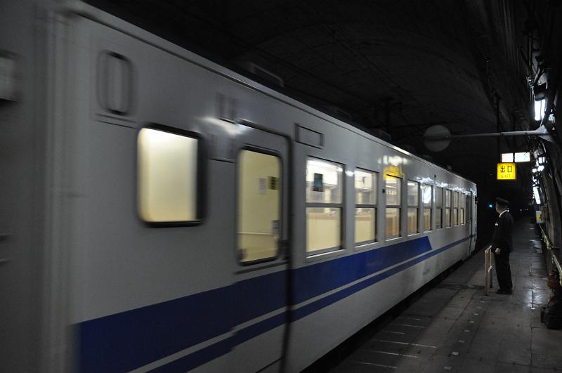 foto_20111115_1630_04.jpg - [de]Kaum bin ich ausgestiegen, fährt mein Lokalzug schon wieder weiter.[en]As soon as I have exited the local train it continues its journey.