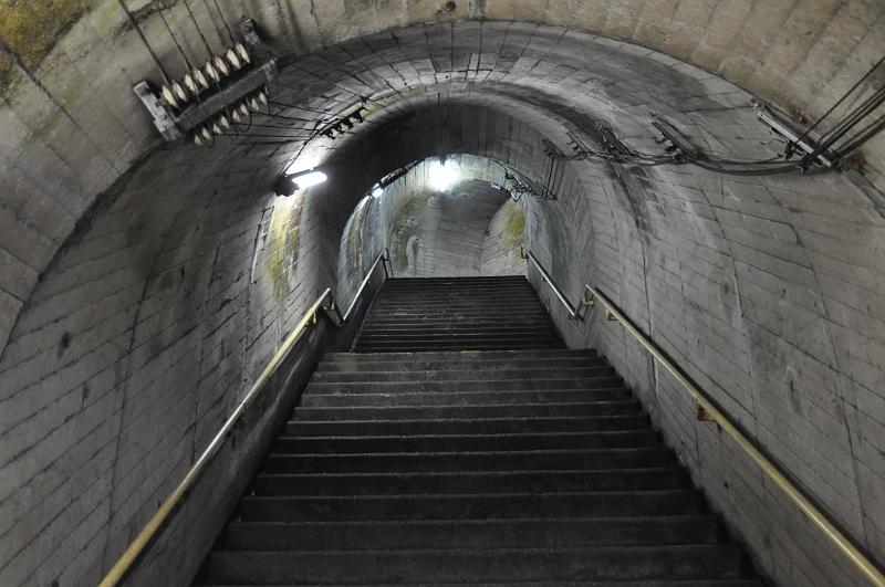 foto_20111115_1631_01.jpg - [de]Vom Bahnsteig führen ziemlich viele Treppen nach oben.[en]There are many stairs leading upwards from the platform.