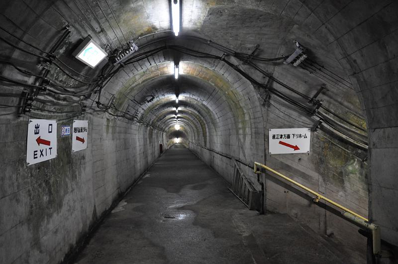 foto_20111115_1639_02.jpg - [de]Dies ist einer der wenigen Bahnhöfe in einem Tunnel.[en]This is one of the few stations located in a tunnel.