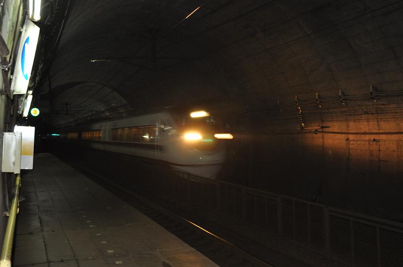 foto_20111115_1641_01.jpg - [de]Die Züge fahren in vollem Tempo am Bahnsteig vorbei.[en]Trains are passing the platform at full speed.