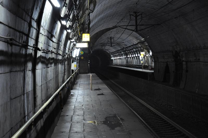 foto_20111115_1655_06.jpg - [de]Die Bahnsteige liegen etwas versetzt im Tunnel.[en]The platforms are slightly offset in the tunnel.