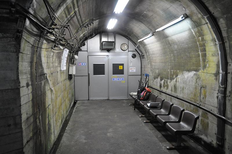 foto_20111115_1657_02.jpg - [de]Der Wartebereich vor dem Bahnsteig ist durch eine Tür vom Tunnel getrennt, um die Druckwelle fern zu halten.[en]The waiting area next to the platform is guarded by a door to keep the pressure wave away.
