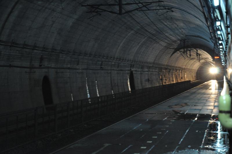 foto_20111115_1725_01.jpg - [de]Bei Durchfahrt eines Zuges kommt ordentlich Wind auf.[en]The wind is pretty strong when a train approaches.