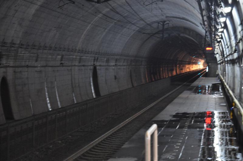 foto_20111115_1731_02.jpg - [de]Und nun kommt auch schon mein Zug, mit dem ich wieder weiterfahre.[en]Finally my next train arrives at the station.