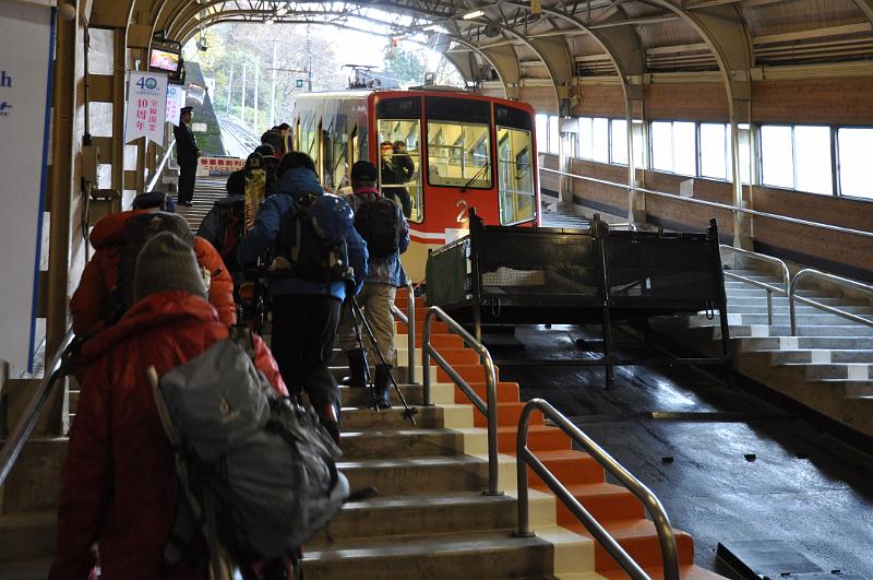 foto_20111117_0856_03.jpg - [de]Nach einer etwas über einstündigen Zugfahrt steige ich in eine Standseilbahn um.[en]After an hour on the train I am changing into a funicular railway.