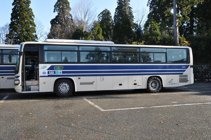 foto_20111117_0912_02.jpg - [de]Und danach geht es mit mit Anfahrhilfen ausgestatteten Bussen weiter.[en]Then the journey continues with buses that have traction control on the rear axes.
