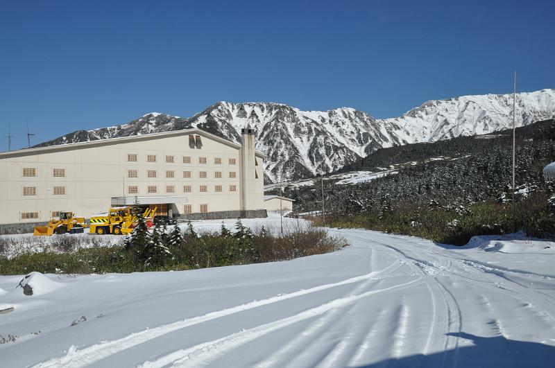 foto_20111117_1000_03.jpg - [de]Am schweren Räumgerät erkennt man, dass hier mit viel Schnee zu rechnen ist.[en]They are expecting a lot of snow as you can see from the heavy snow plowing equipment.