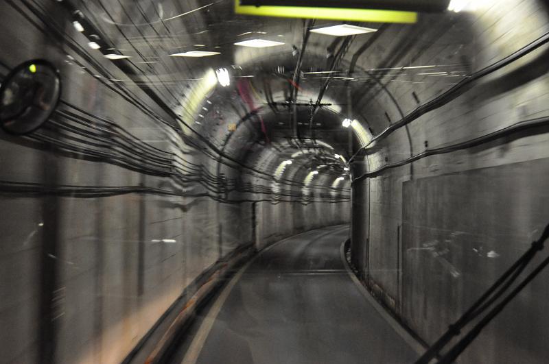 foto_20111117_1047_01.jpg - [de]Und der ist gerade so groß, dass der Bus hineinpasst.[en]The tunnel ist just as big as needed for the bus.