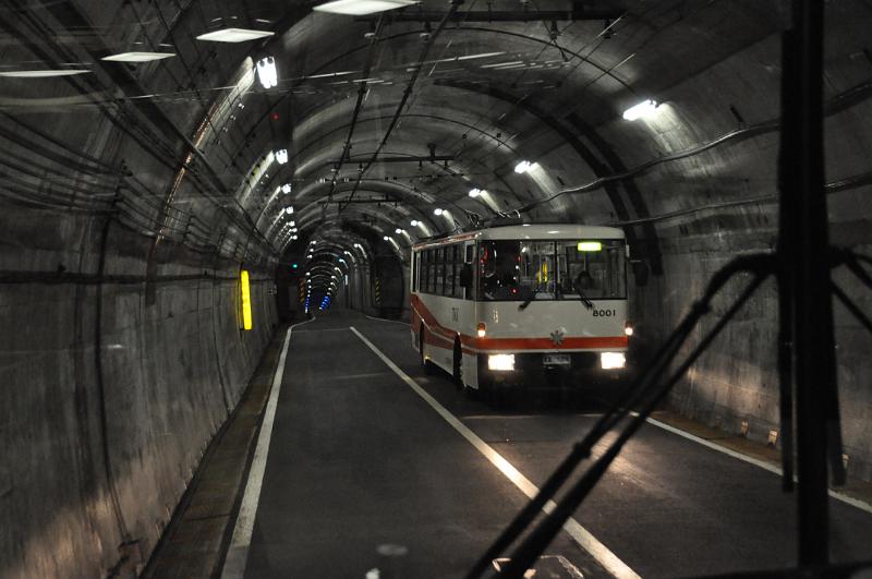 foto_20111117_1048_02.jpg - [de]Nur in der Mitte gibt es Platz für eine Begegnung von Bussen.[en]There's only one section where two buses can pass each other.