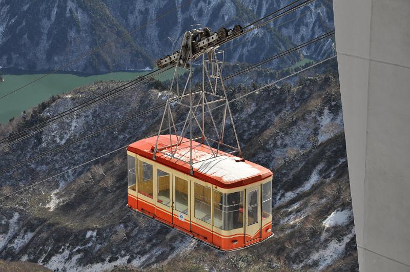 foto_20111117_1056_03.jpg - [de]Mit der Seilbahn geht es dann von hier aus weiter.[en]The ropeway will take me down to the next section.