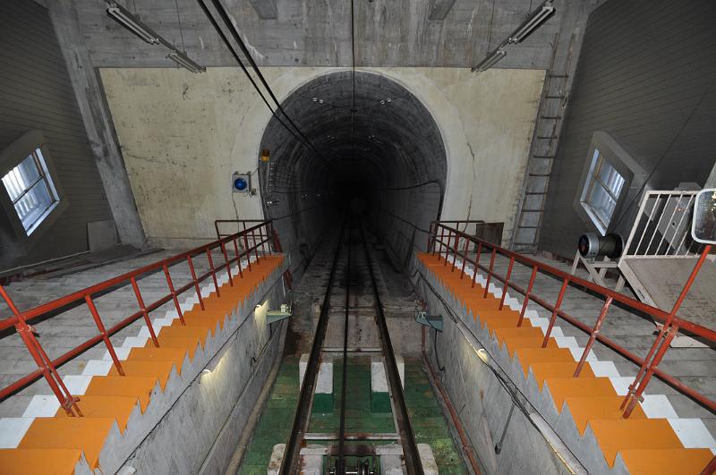 foto_20111117_1128_02.jpg - [de]Die in einen ziemlich dunklen Tunnel einfahren soll.[en]Which is going to go down through a pretty dark tunnel.