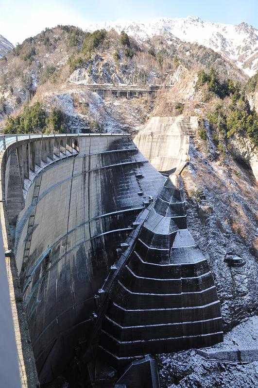 foto_20111117_1151_01.jpg - [de]Die Konstruktion ist mir schon etwas zu gewagt mit der überhängenden Mauer.[en]The overhanging dam is a bit too much for my taste.