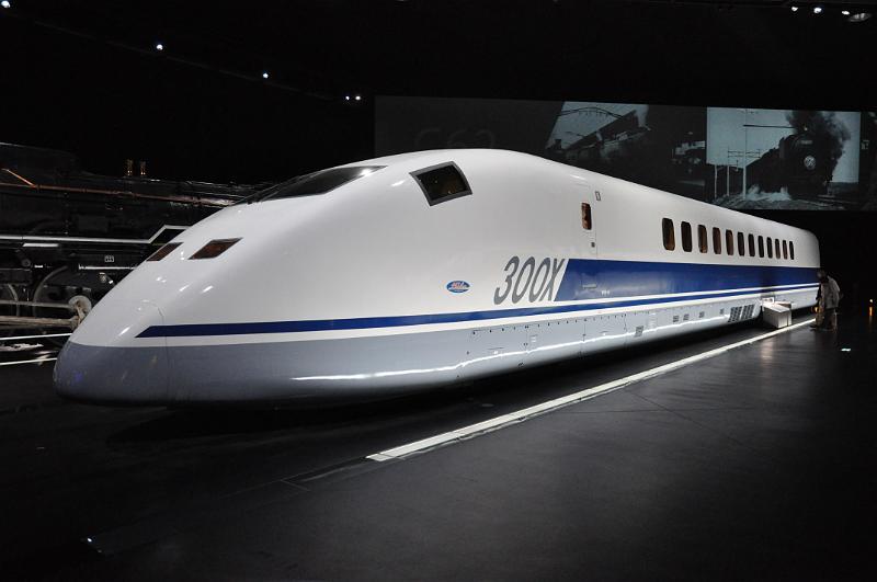 foto_20111118_1036_01.jpg - [de]Dieser experimentelle Shinkansen 300X hielt mal für kurze Zeit den Rekord mit 443 km/h.[en]This experimental Shinkansen 300X used to hold the world record at 443 km/h.