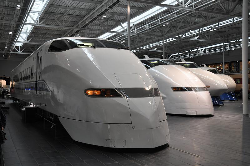 foto_20111118_1052_02.jpg - [de]Eine Zeitreise durch die Shinkansenentwicklung.[en]A view through Shinkansen development history.