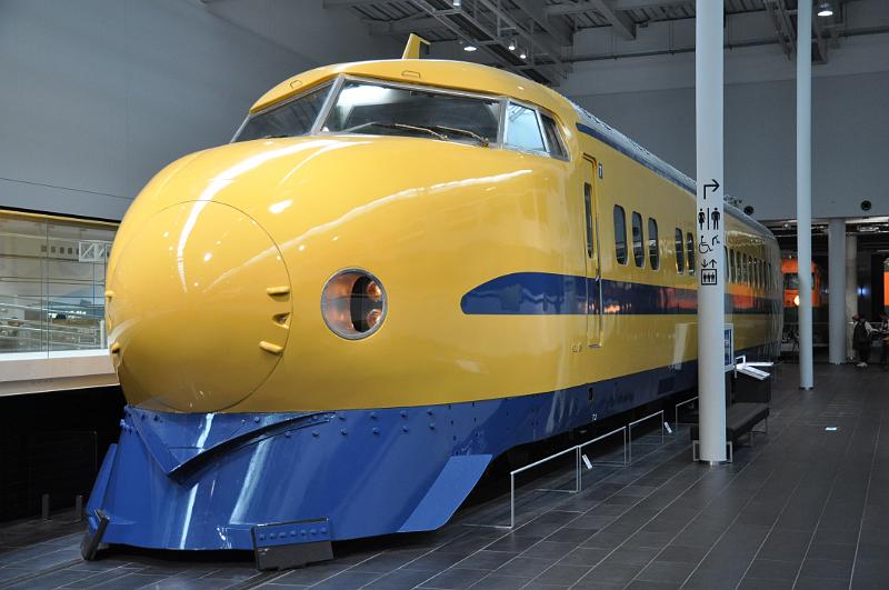 foto_20111118_1118_01.jpg - [de]Der Dr. Yellow auf Basis eines Serie 0 Shinkansen: ein Messzug zur Inspektion der Strecke bei voller Geschwindigkeit.[en]This is Dr. Yellow based on a Series 0 Shinkansen: it's used to inspect the tracks at full speed.