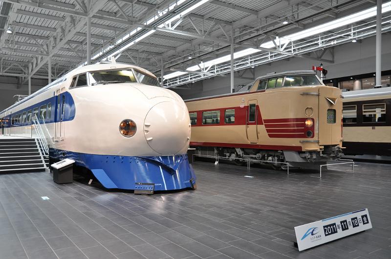 foto_20111118_1120_02.jpg - [de]Zwei Meilensteine der japanischen Eisenbahn: Serie 0 Shinkansen und der erste Neigezug Kuha 381aus dem Jahr 1973.[en]Two milestones of japanese railways: the Series 0 Shinkansen and the Kuha 381 from 1973 which was the first tilting train in Japan.