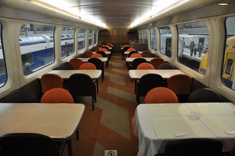 foto_20111118_1122_01.jpg - [de]Bis Ende der 1990er Jahre gab es im Shinkansen noch Speisewagen.[en]Up to the end of the 1990s the Shinkansen still had restaurant cars.