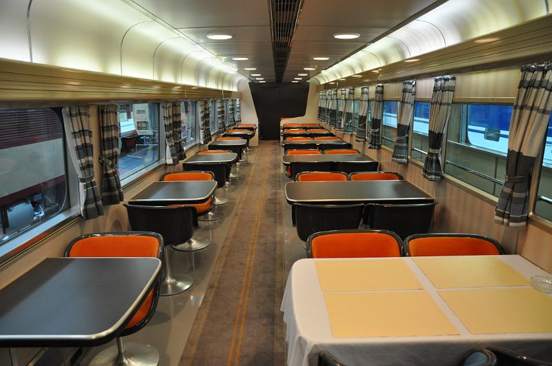 foto_20111118_1124_01.jpg - [de]Speisewagen im Serie 0 Shinkansen, der mit der Verlängerung der Strecke bis Hakata eingeführt wurde.[en]The restaurant car of the Series 0 Shinkansen was introduced with the extension of the service to Hakata.