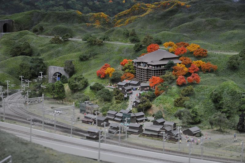 foto_20111118_1153_01.jpg - [de]Eine Modellbahnanlage gibt es auch, hier mit Nachbau des Kiyomizu-Dera Tempels in Kyoto.[en]The museum also has a model railway, for example featuring the Kiyomizu-Dera temple in Kyoto.