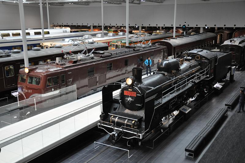 foto_20111118_1158_01.jpg - [de]Und nun ein Einblick in die große Fahrzeughalle vom Obergeschoß.[en]View from the second floor into the large rolling stock exhibition.