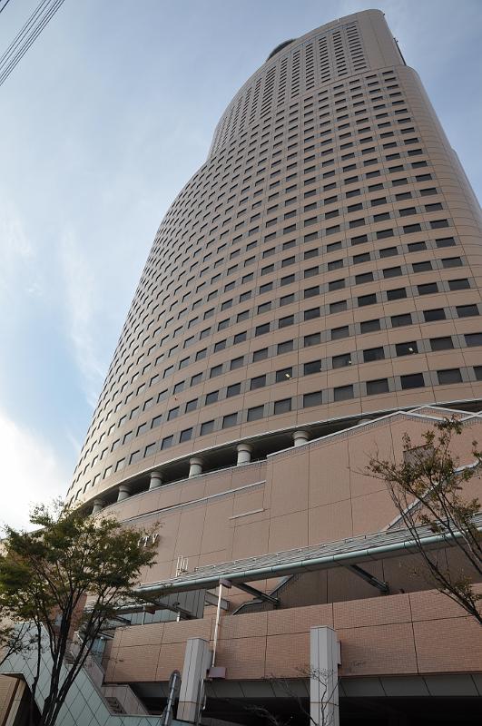 foto_20111029_1528_01.jpg - [de]Und das Okura Act City Hotel noch einmal in voller Pracht.[en]The Okura Act City Hotel from a closer view.