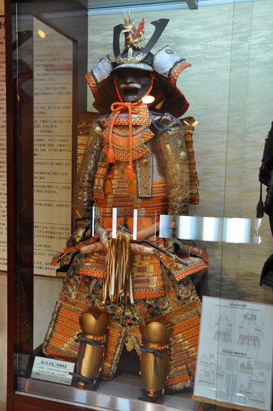 foto_20111029_1607_01.jpg - [de]Eine hübsche Samurai Rüstung.[en]A nice Samurai armor.
