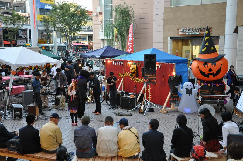 foto_20111029_1633_02.jpg - [de]Eine leicht verfrühte Halloween Party durchzieht die Stadt.[en]A slightly early Halloween party is celebrated throughout the city.