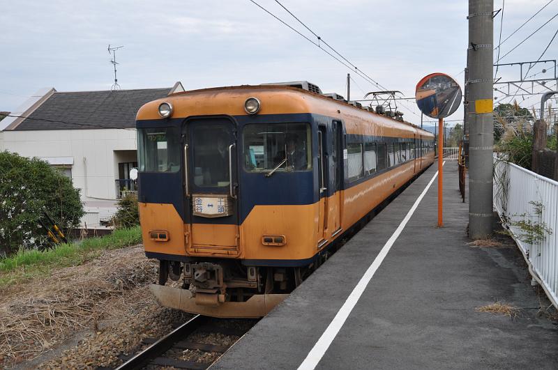 foto_20111030_0858_02.jpg - [de]Mit diesem Triebwagen geht es erst einmal ein paar Minuten bis Shin-Kanaya.[en]This train takes me in a couple of minutes to Shin-Kanaya station.