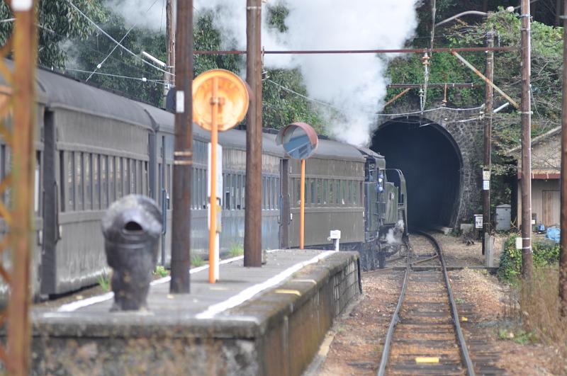 foto_20111030_1012_02.jpg - [de]Und dann geht es auch schon mit Volldampf in den Tunnel.[en]And we're heading into the tunnel at full steam.